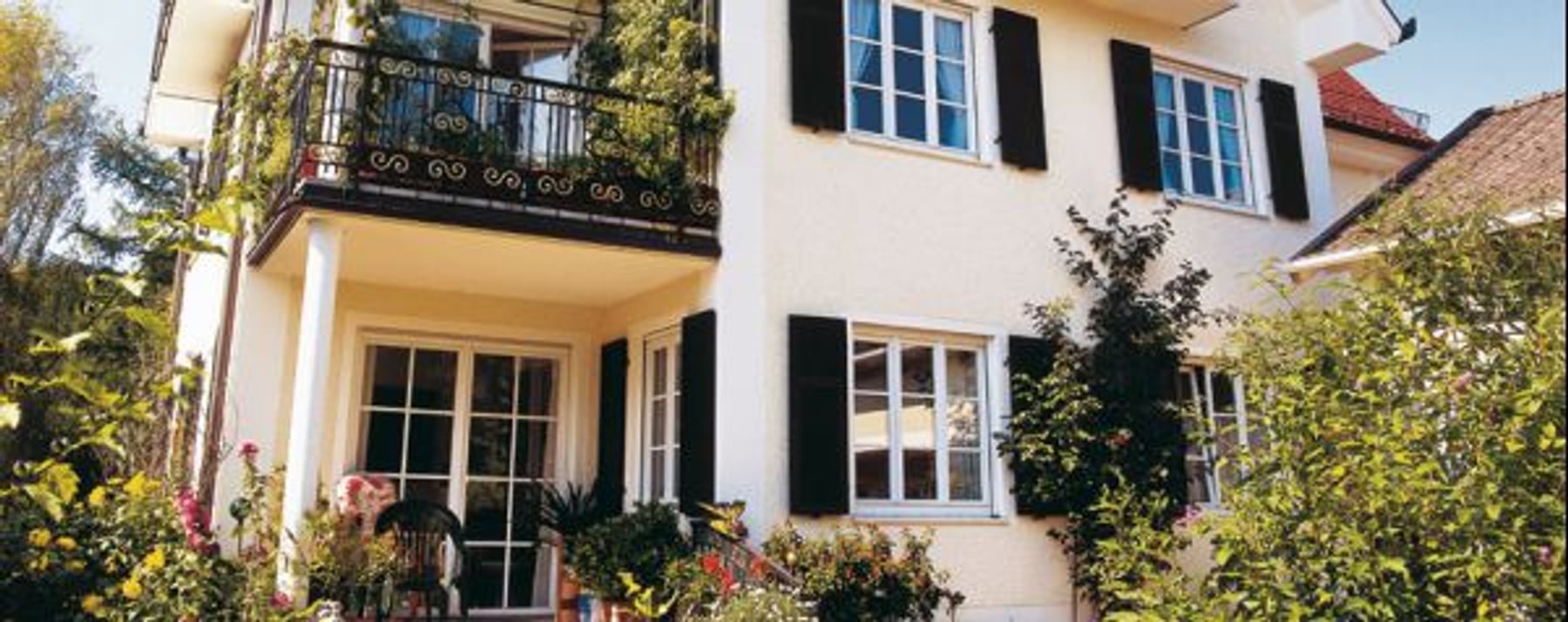 Wohnhaus mit Fenstern und Balkon – Kirschbaum Köln