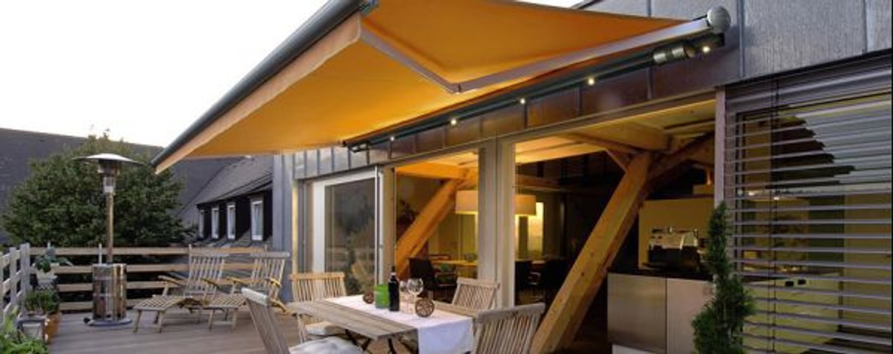 Terrasse mit Markise und Sonnenschutz